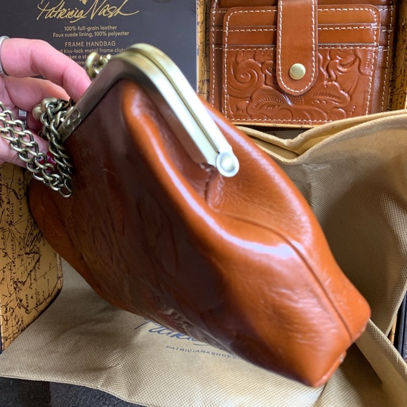 Authentic PATRICIA NASH LEATHER EMBOSSED GRAPE LEAF FRAME CROSB/CLUTCH/WALLET - Picture 2 of 16